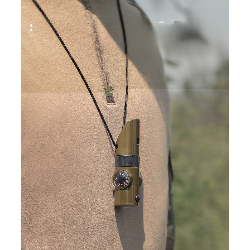 Kit supravieturie, Fluier multifunctional 7 in 1, pentru drumetii, hiking, lupa, fluier, termometru, depozitare pastile, busola, din material ABS, cu snur, 9,7 x 2,8 cm, verde