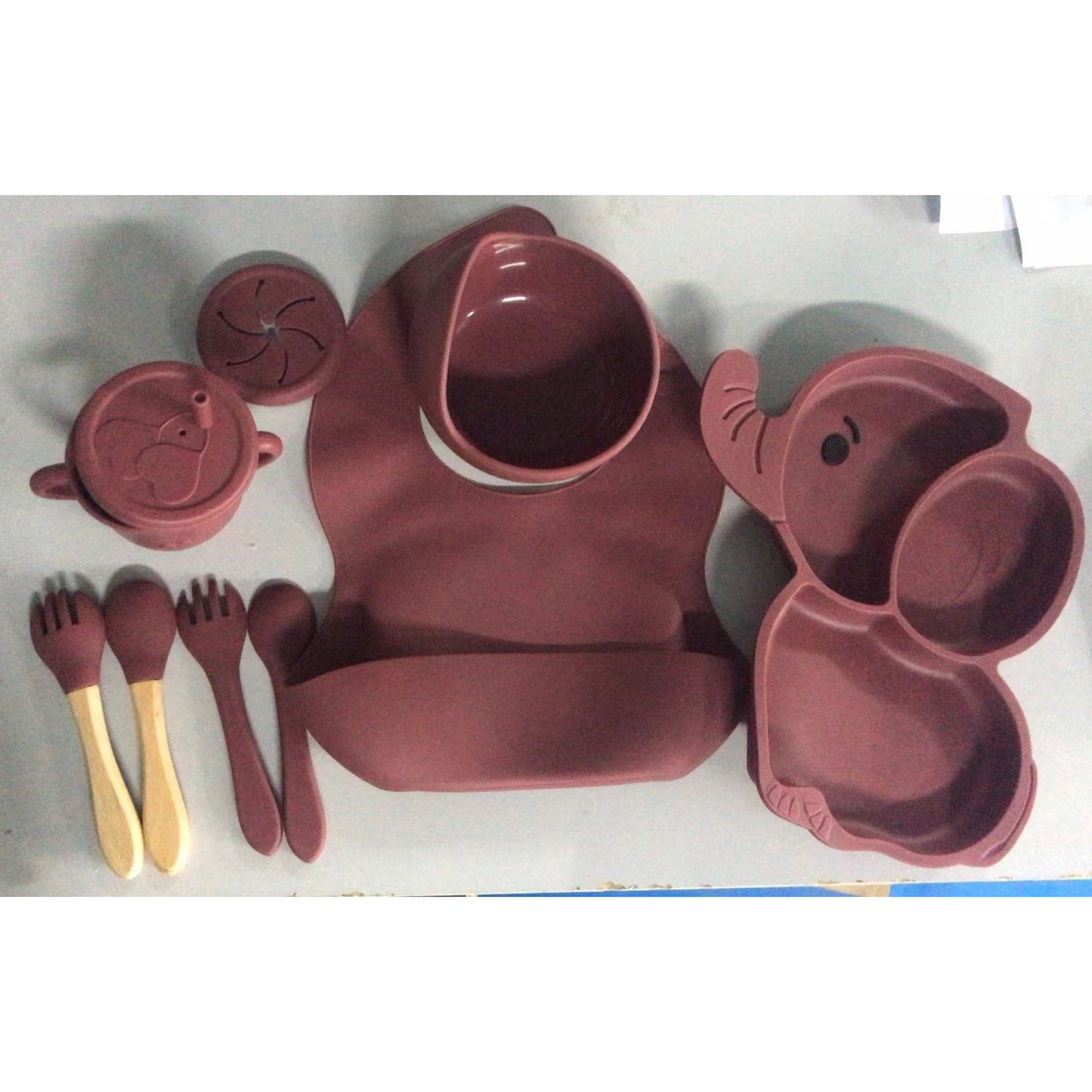 Set 10 Piese Servire Masa, pentru Bebelusi si Copii, din Silicon/Lemn, cu Ventuze Anti-alunecare, fara Alergeni. +6 Luni, Model Elefant, Maro