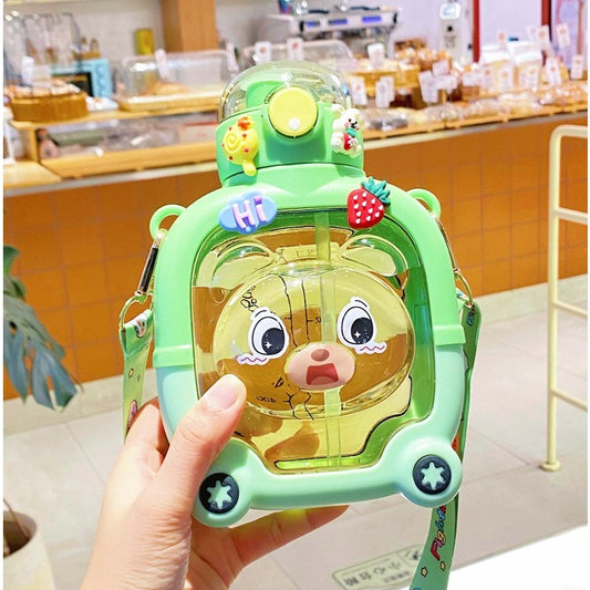 Sticla cu pai pentru copii, model ursulet, gradata, stickere aplicate, curea reglabila, din plastic rezistent la cadere, 1l, Verde, 20 x 13 cm