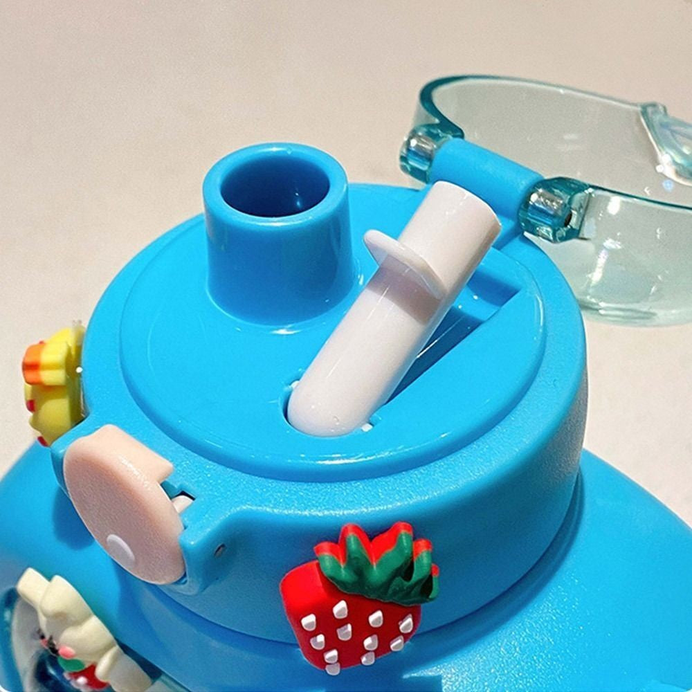 Sticla cu pai pentru copii, model ursulet, gradata, stickere aplicate, curea reglabila, din plastic rezistent la cadere, 1l, Albastru, 20 x 13 cm